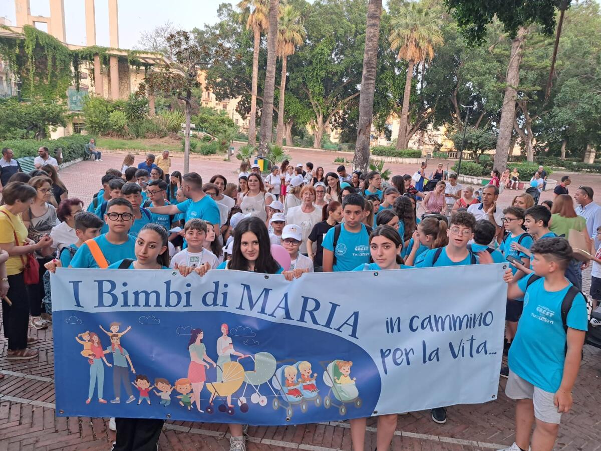 Le preghiere dei bimbi si alzano al cielo -