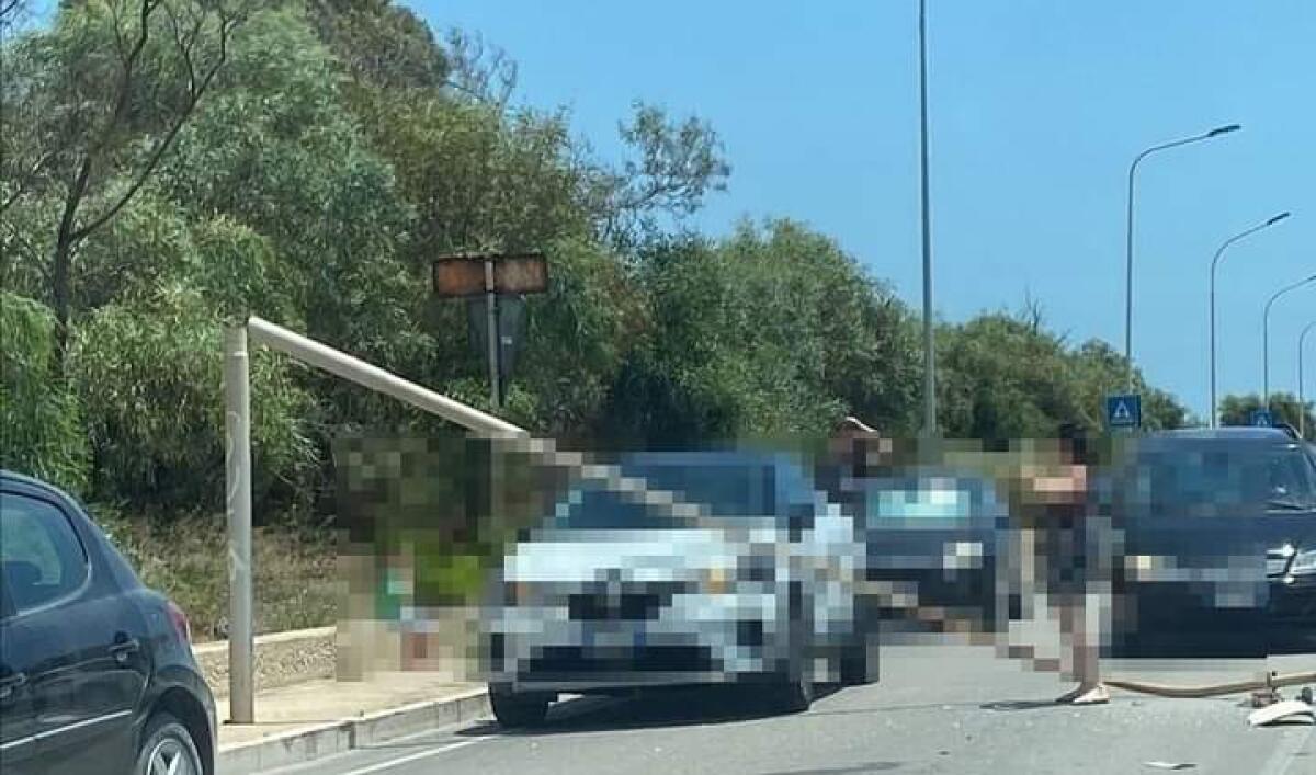 Un palo si spezza e finisce su un’auto - 