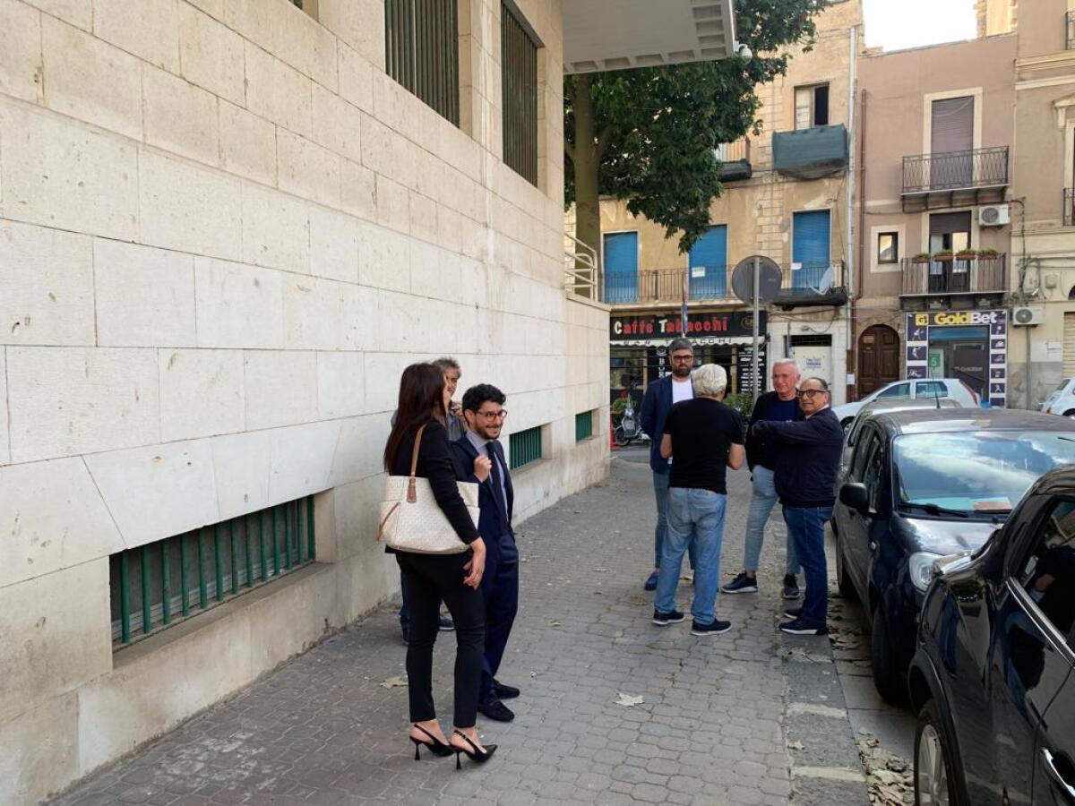Il sindaco è arrivato in municipio per la seduta sulla sfiducia - 