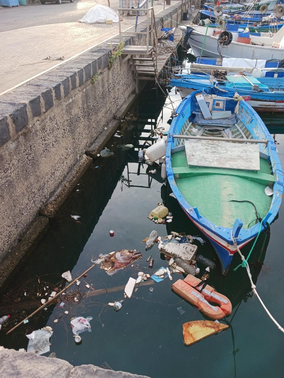 Il porto di Gela: uno specchio d&#8217;acqua e di rifiuti - 