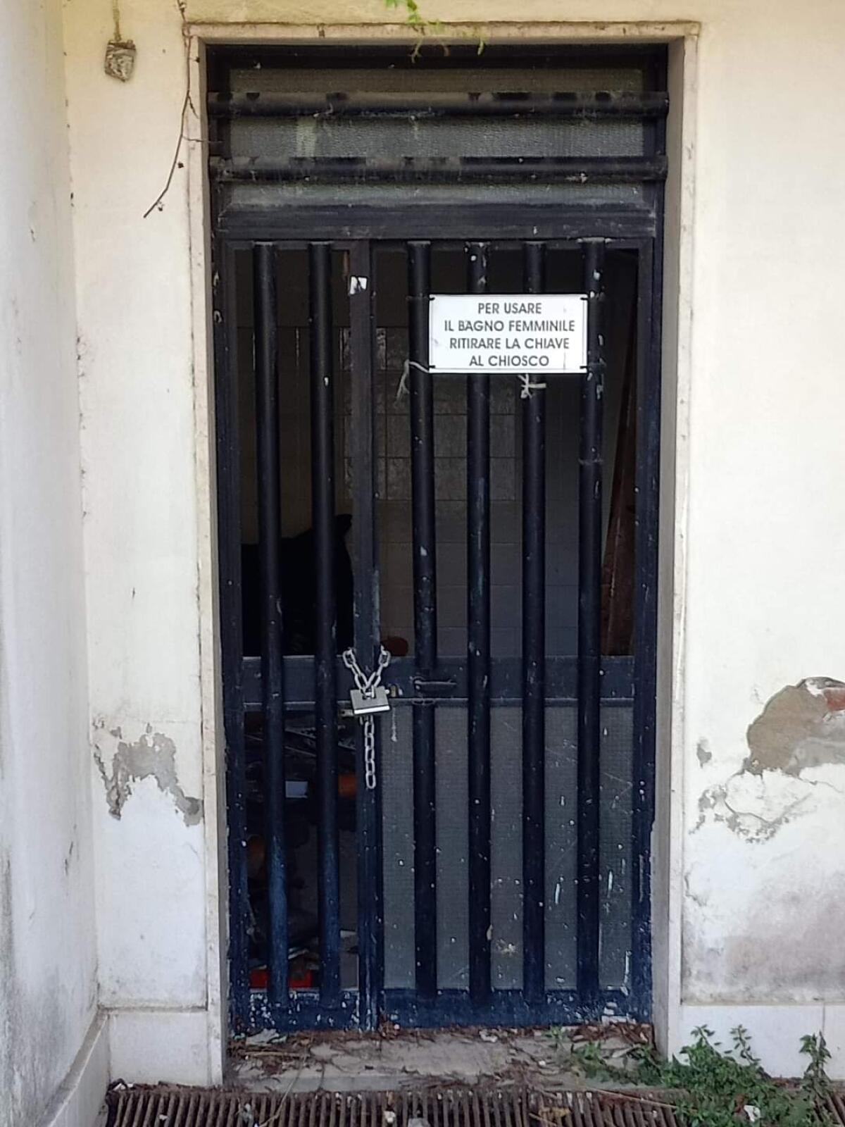 Bagni pubblici chiusi alla villa comunale - 