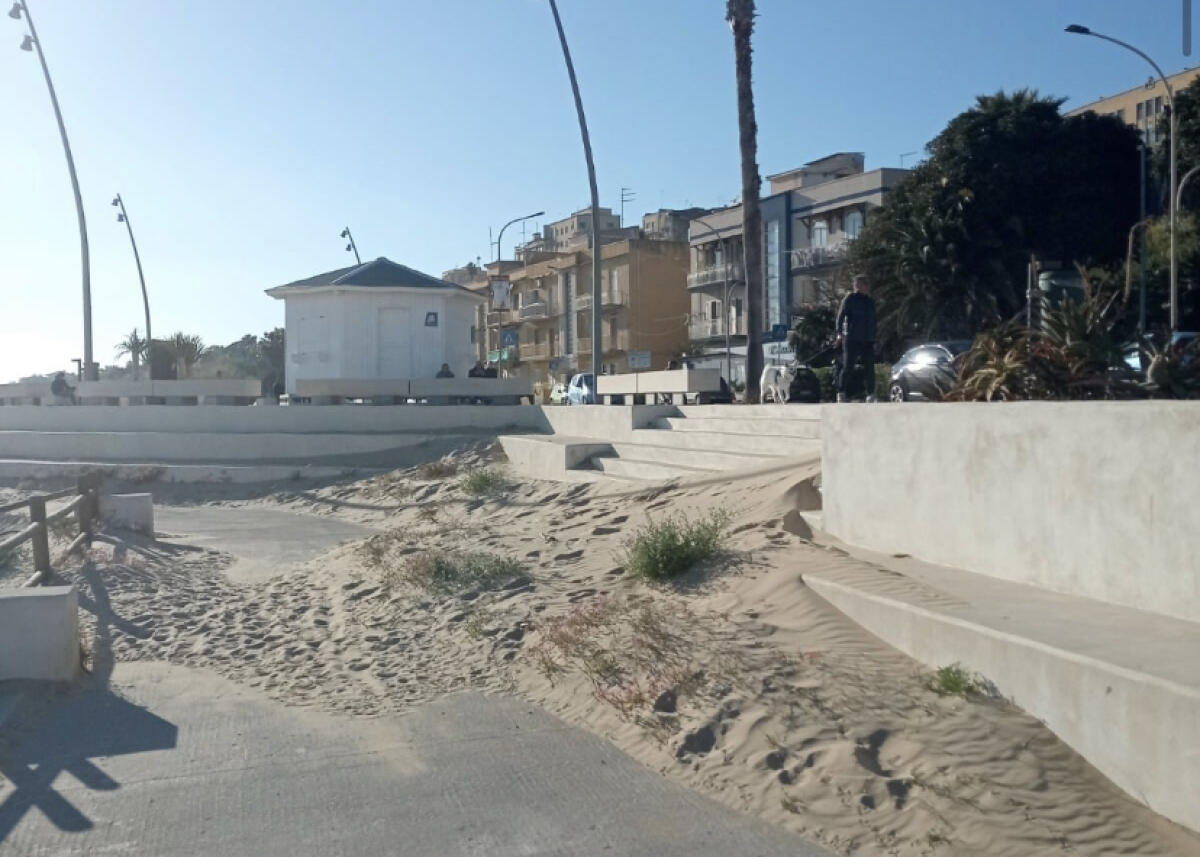 Gela che cambia s’impegna per liberare le passerelle del lungomare dalla sabbia  - 