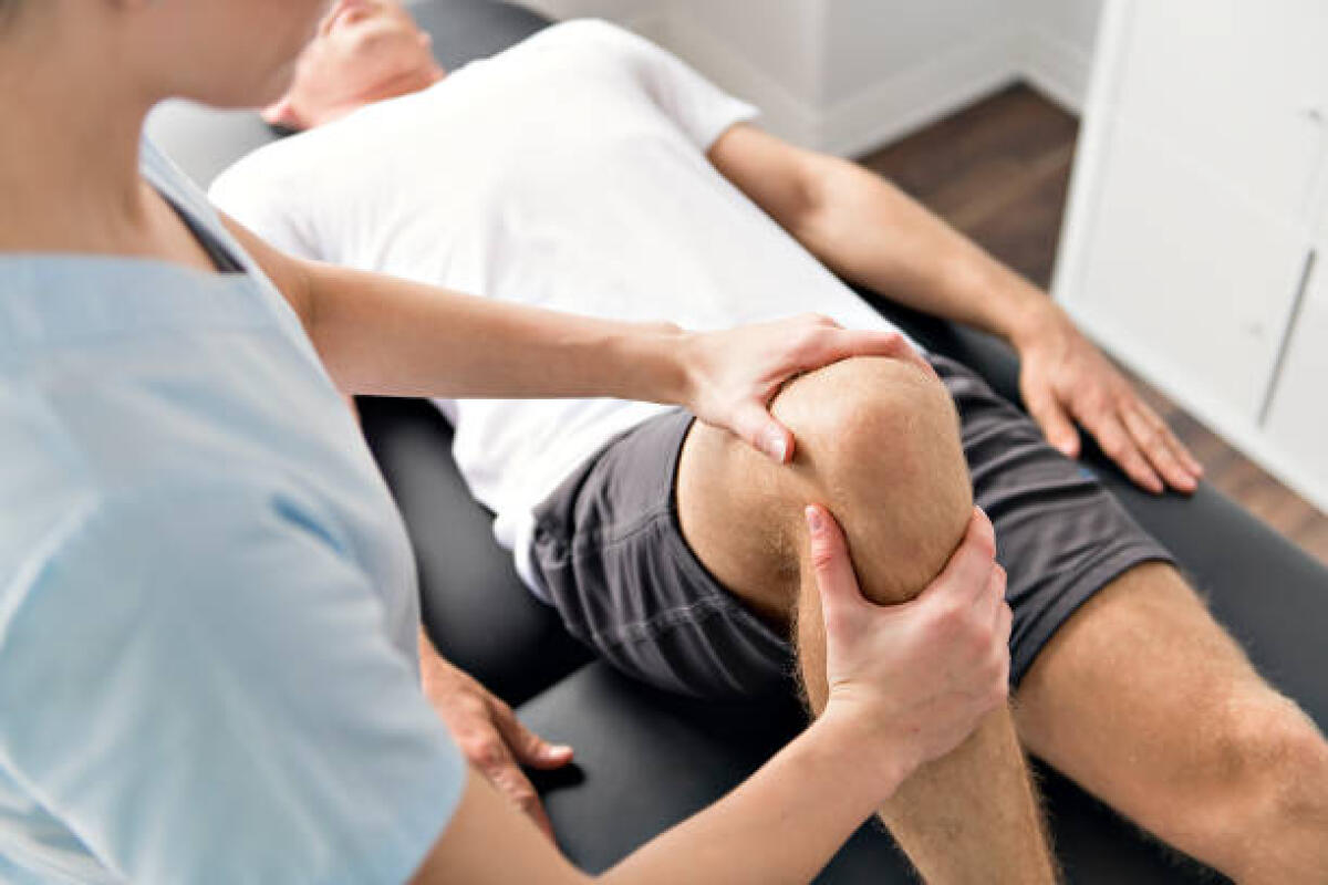 Salute mentale e riabilitazione psicosociale: 5 luglio al Cefpas di Caltanissetta - A Patient at the physiotherapy doing physical exercises with his therapist
