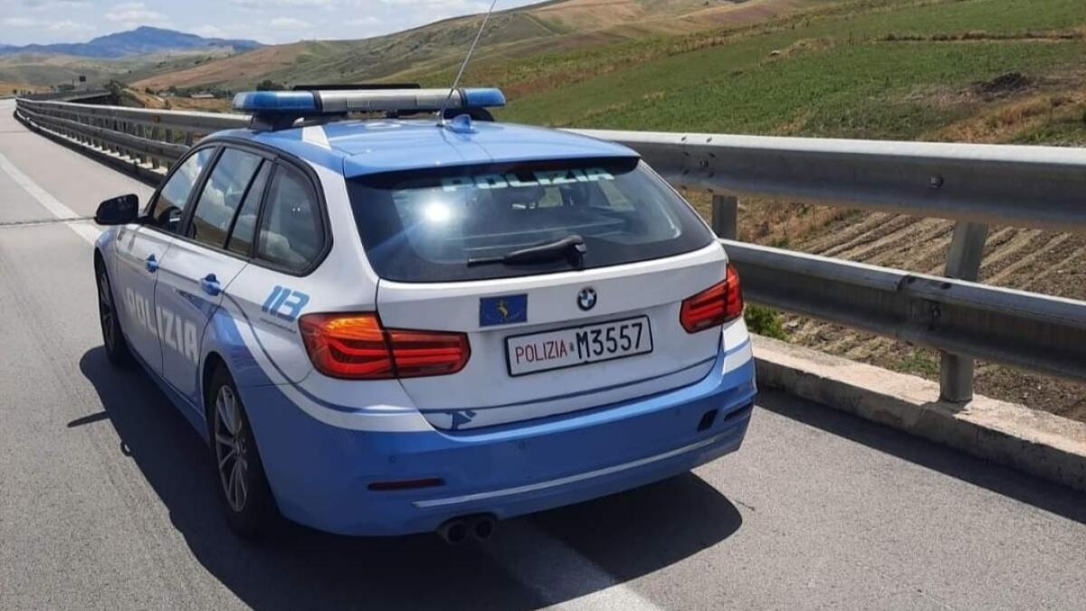 Minaccia di lanciarsi dal cavalcavia, poliziotti lo fermano - 