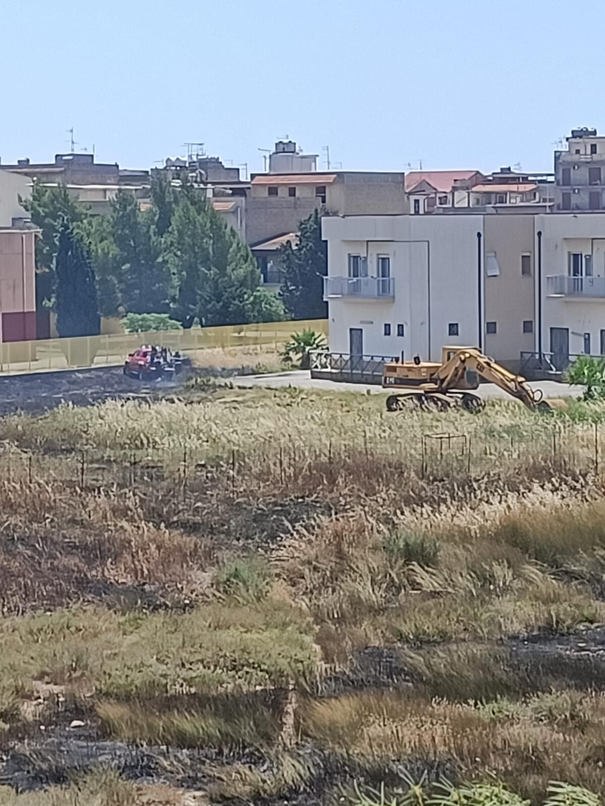 A Settefarine fiamme tra la chiesa e la scuola - 