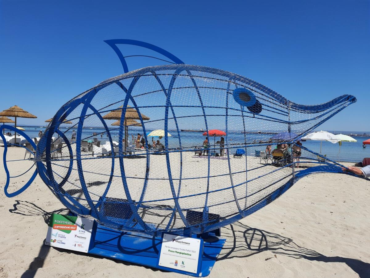 Dopo la Giornata dell&#8217;arte il dono di un pesce mangia plastica - 