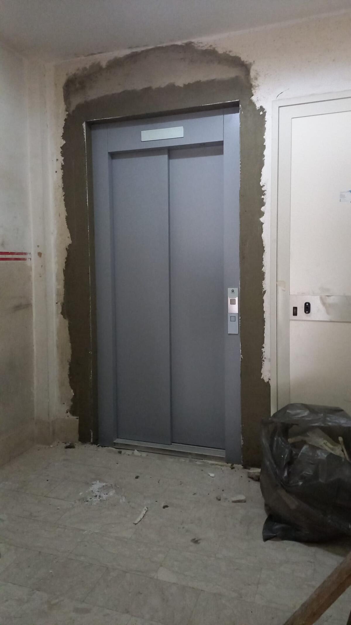 Sedia in prestito dal bar per riposare prima di raggiungere gli uffici Asp al quinto piano - 
