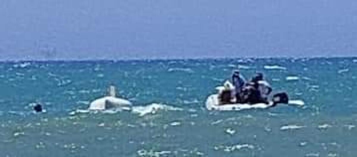 Bagnini salvano equipaggio di un natante ribaltato per il vento - 