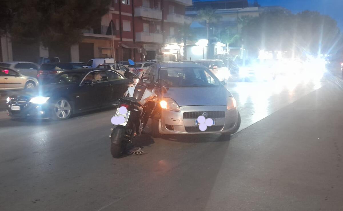 Scontro auto-moto in via Venezia -