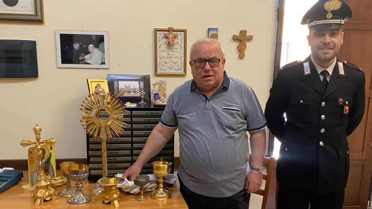 Ritrovati oggetti sacri rubati in una chiesa ad Acate - 
