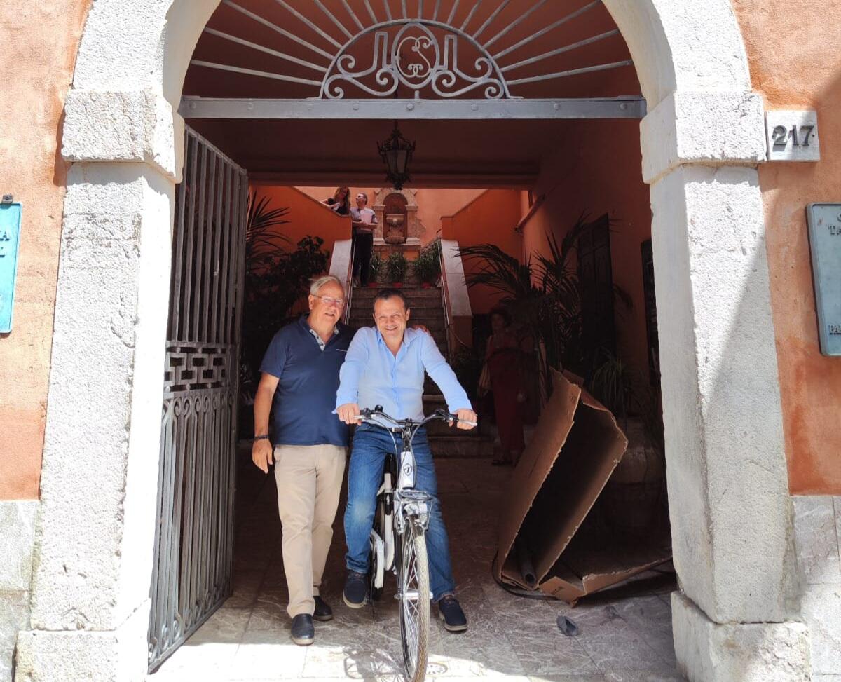 La bicicletta in dono al sindaco leader per i blitz a Taormina e la campagna elettorale a Gela -