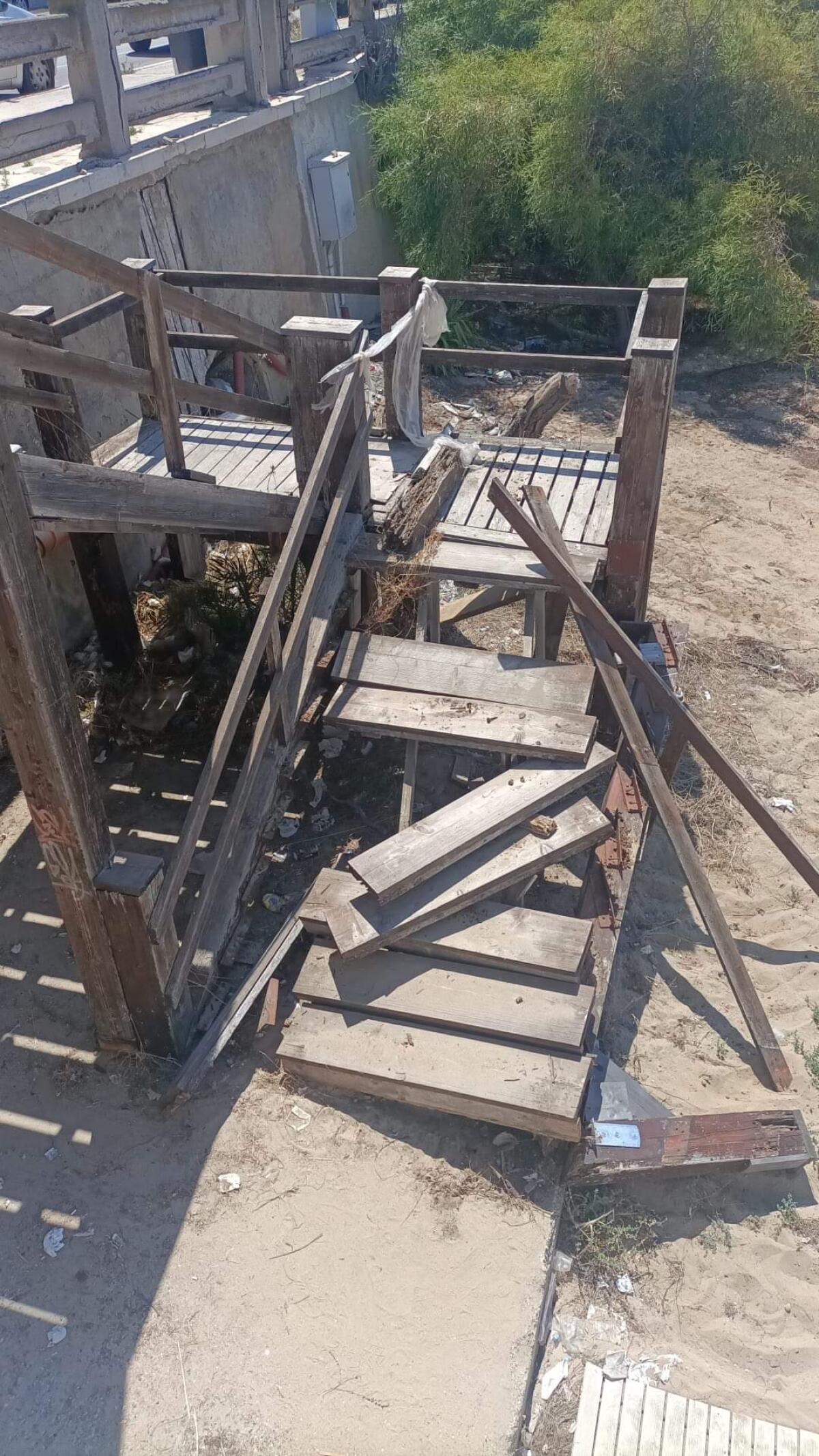 Scalinata di accesso al mare cede, una bagnante cade a terra - 