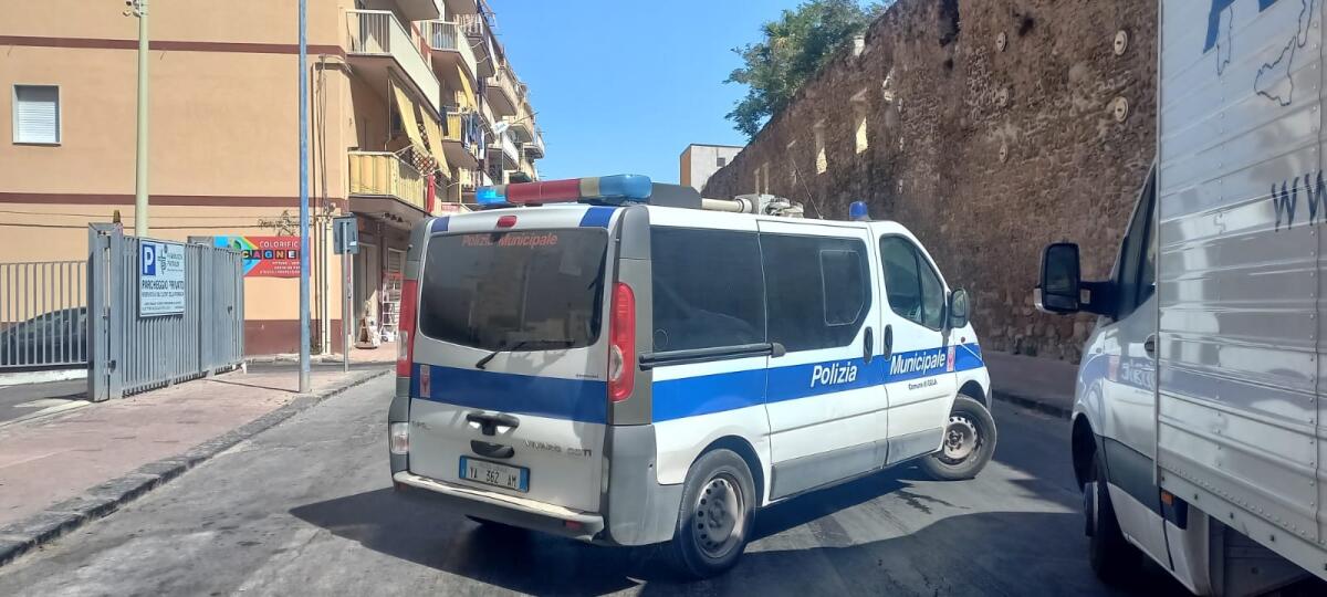 Via Verga: asfalto scivoloso e moto e scooter a terra - 