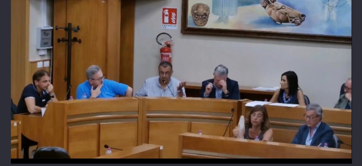 Seduta consiliare tormentata. Respinto l&#8217;appello del sindaco al centrodestra - 