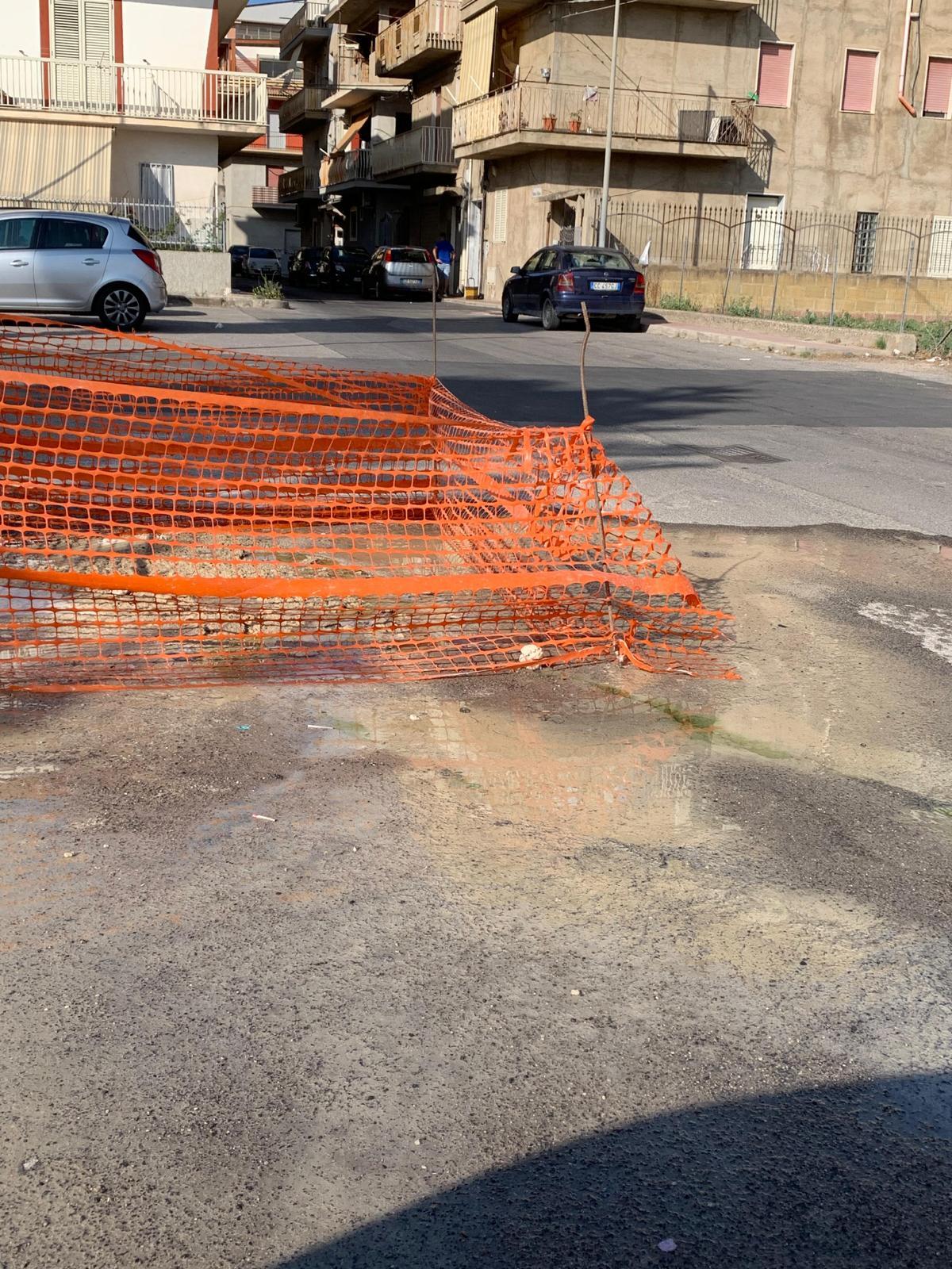 Perdita idrica in via Caffè non riparata da 15 giorni - 