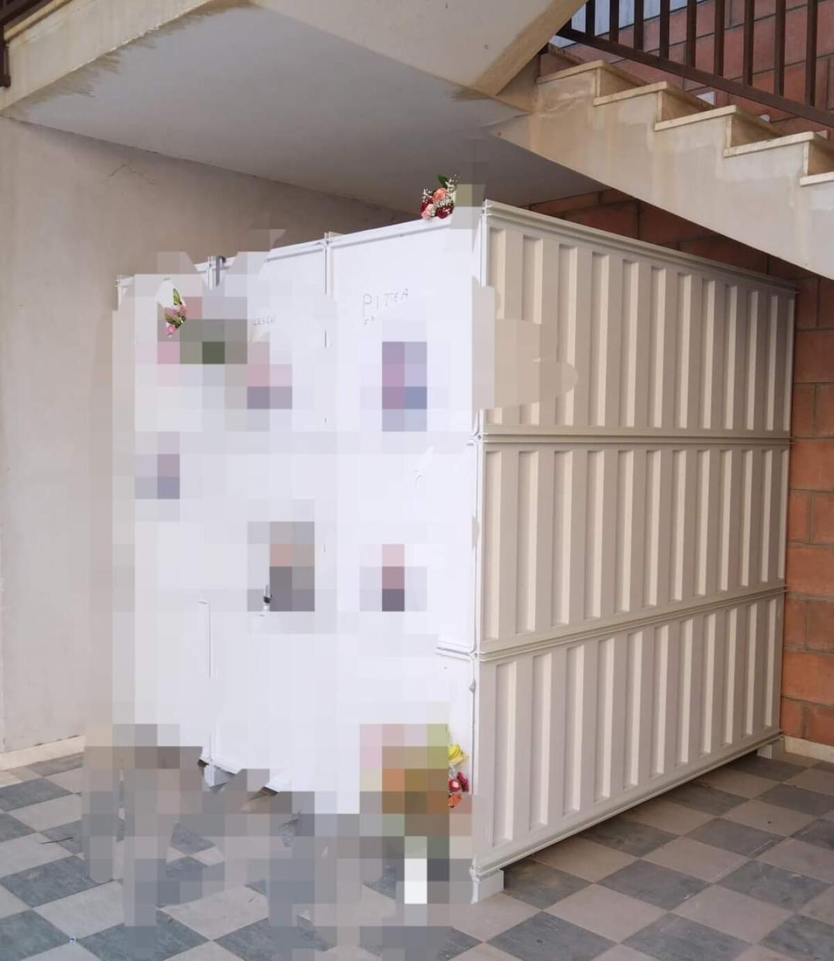 Box di resina e la sepoltura è servita dopo sei mesi -