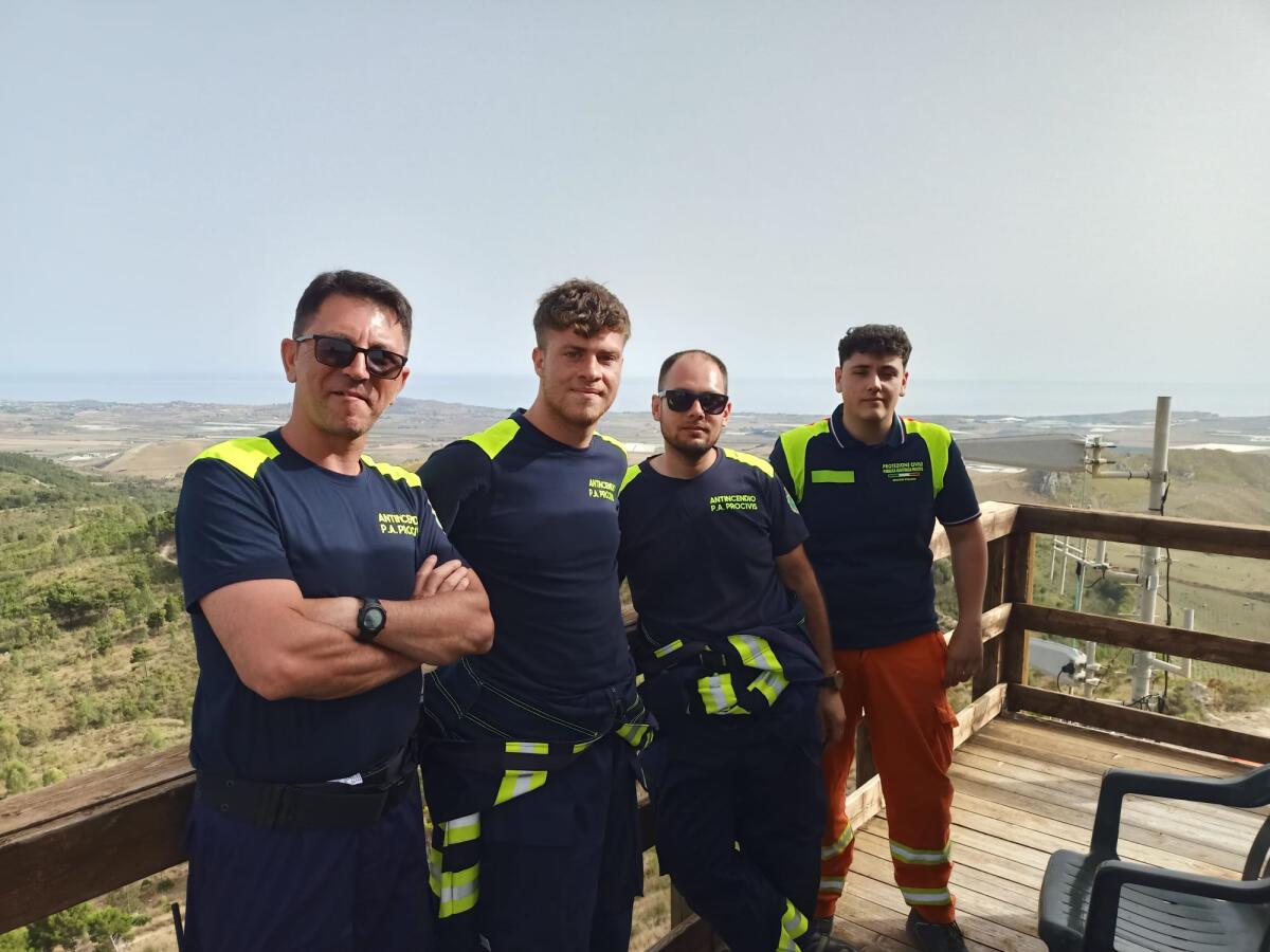 Volontari Procivis in azione contro gli incendi in città - 