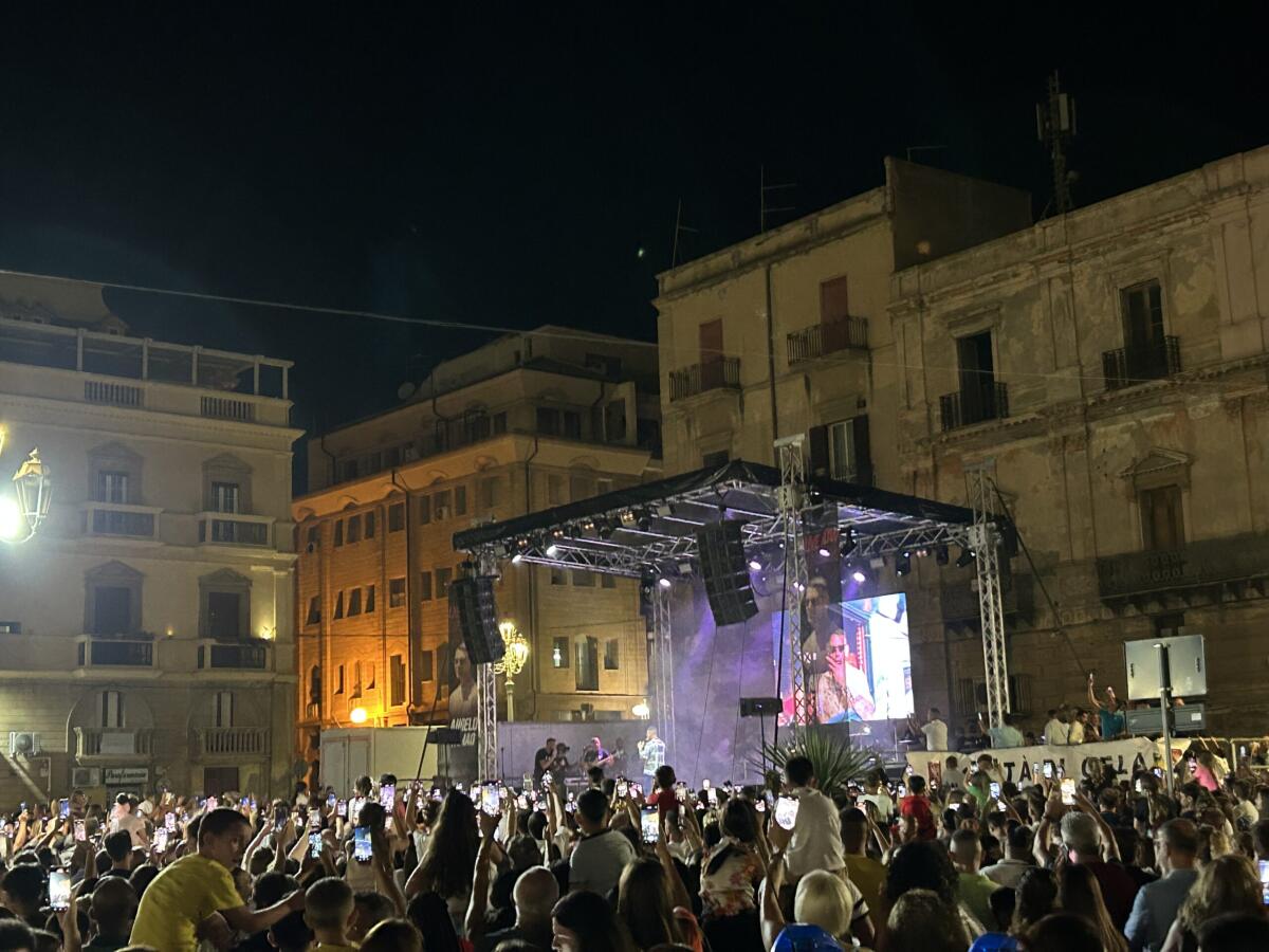 Il concerto di Angelo Famao, migliaia di fan in piazza Umberto I - 