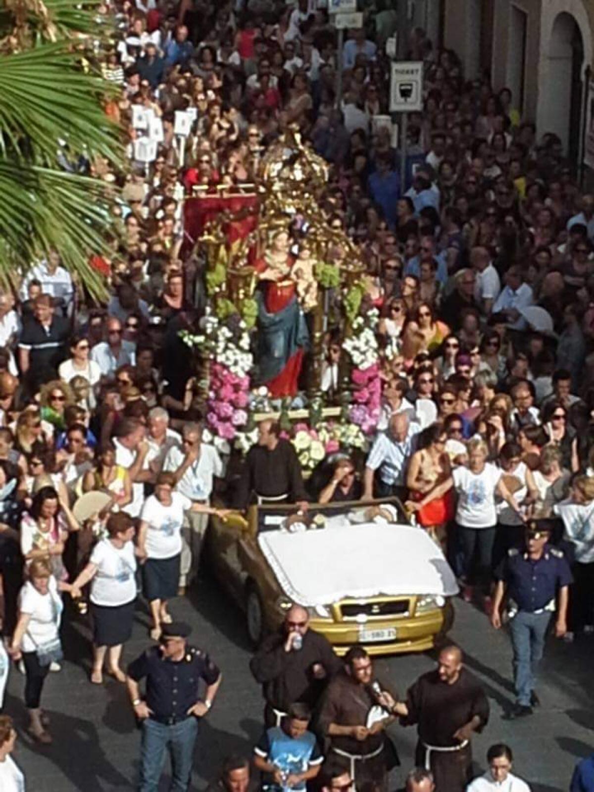 Il popolo di fede si inginocchia davanti alla Madonna delle Grazie - 