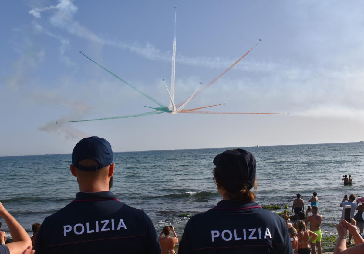 Le Frecce Tricolori dell’Aeronautica Militare sorvolano il cielo di Donnalucata - 
