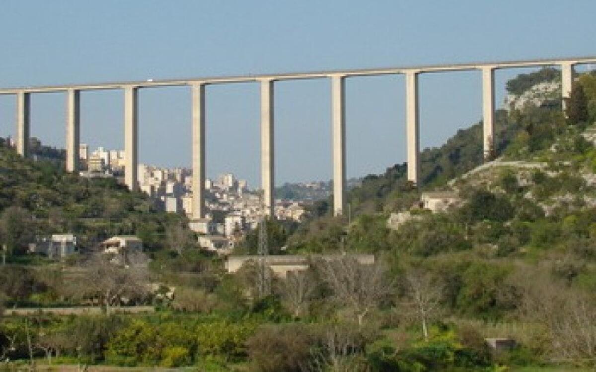 I Carabinieri salvano un uomo che voleva lanciarsi da un ponte - 