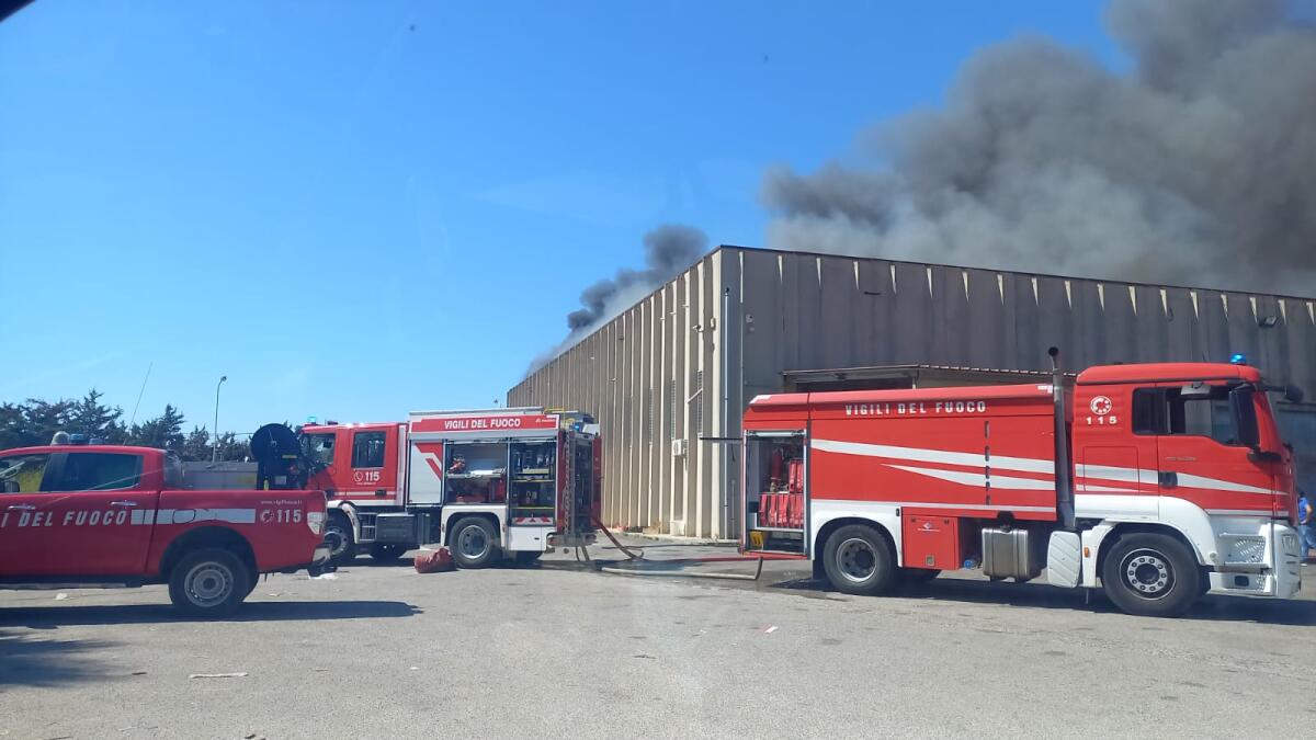Area industriale:l’incendio sarebbe partito all’interno di un’azienda di ortofrutta nell’ex terminal bus dell’Asi -