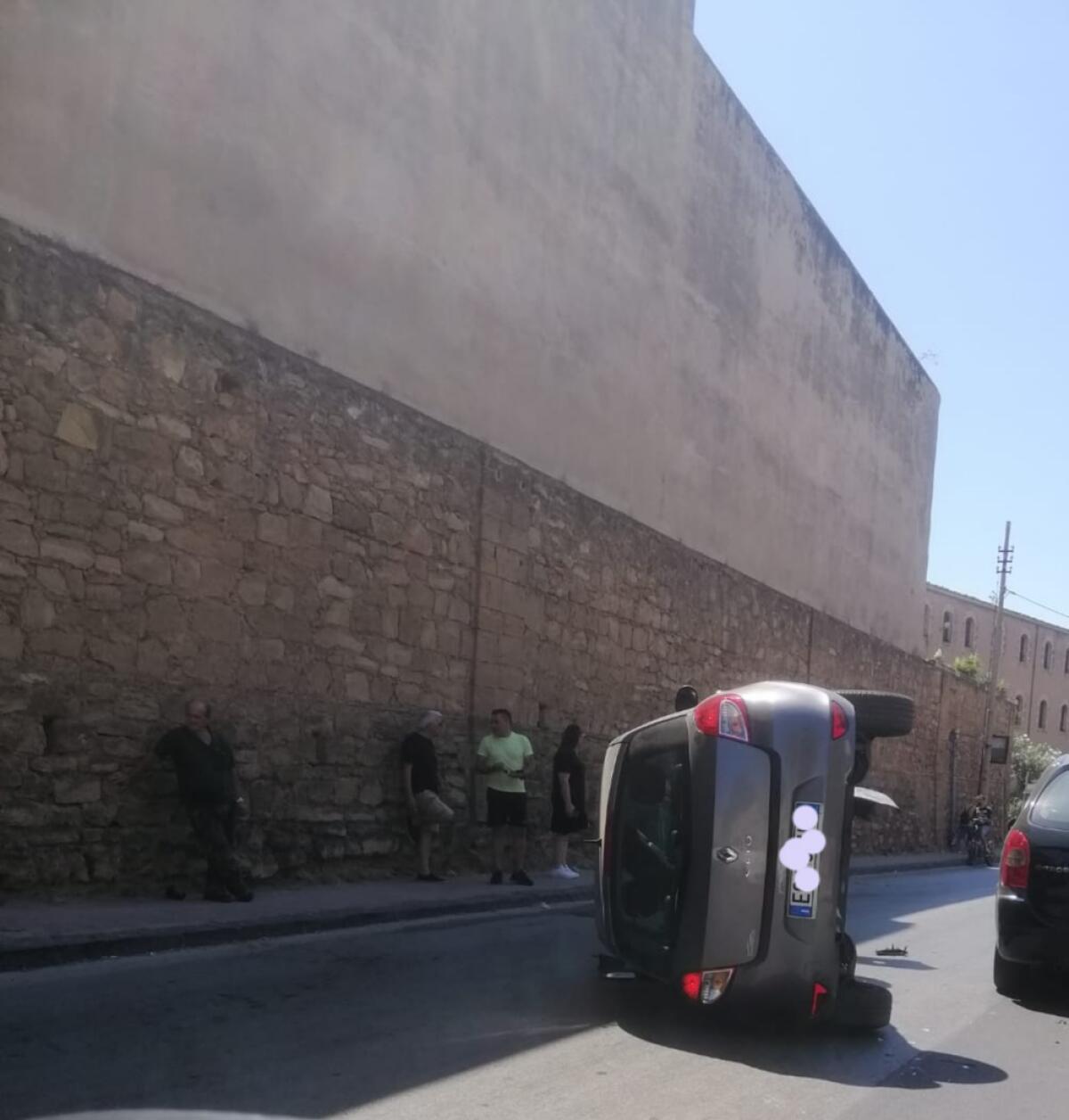 Auto capovolta vicino al cimitero - 