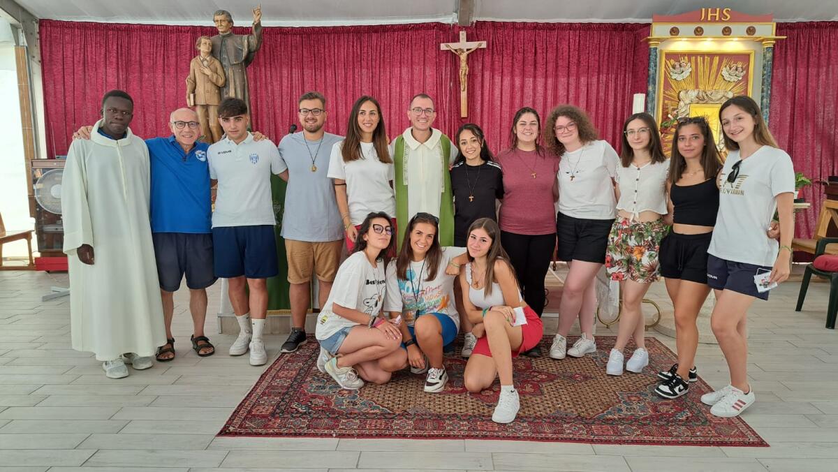 Il saluto dei giovani dell’oratorio salesiano a Don Alfredo: il sacerdote trasferito a Catania - 