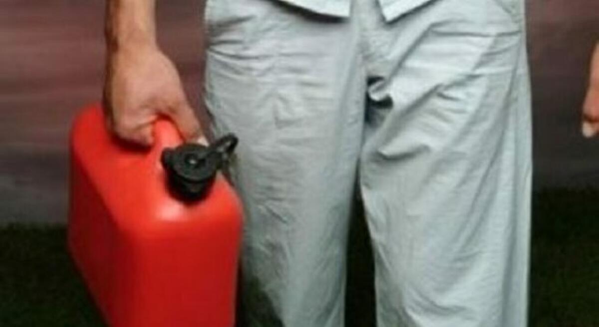 Perde il reddito e si presenta in Comune con la benzina - 