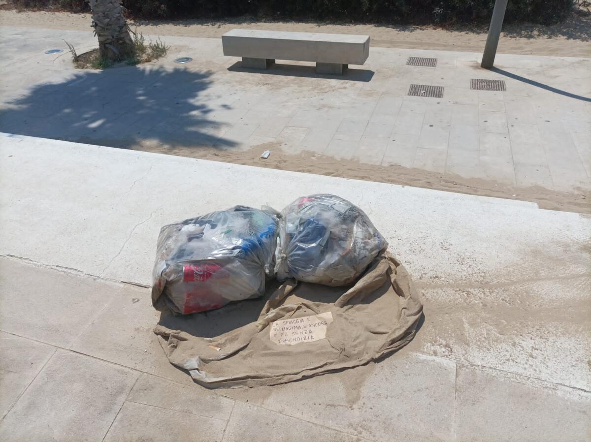 “Spiaggia bellissima, ancor di più senza immondizia”. Le parole di chi segnala la convivenza tra bellezza e sporcizia - 