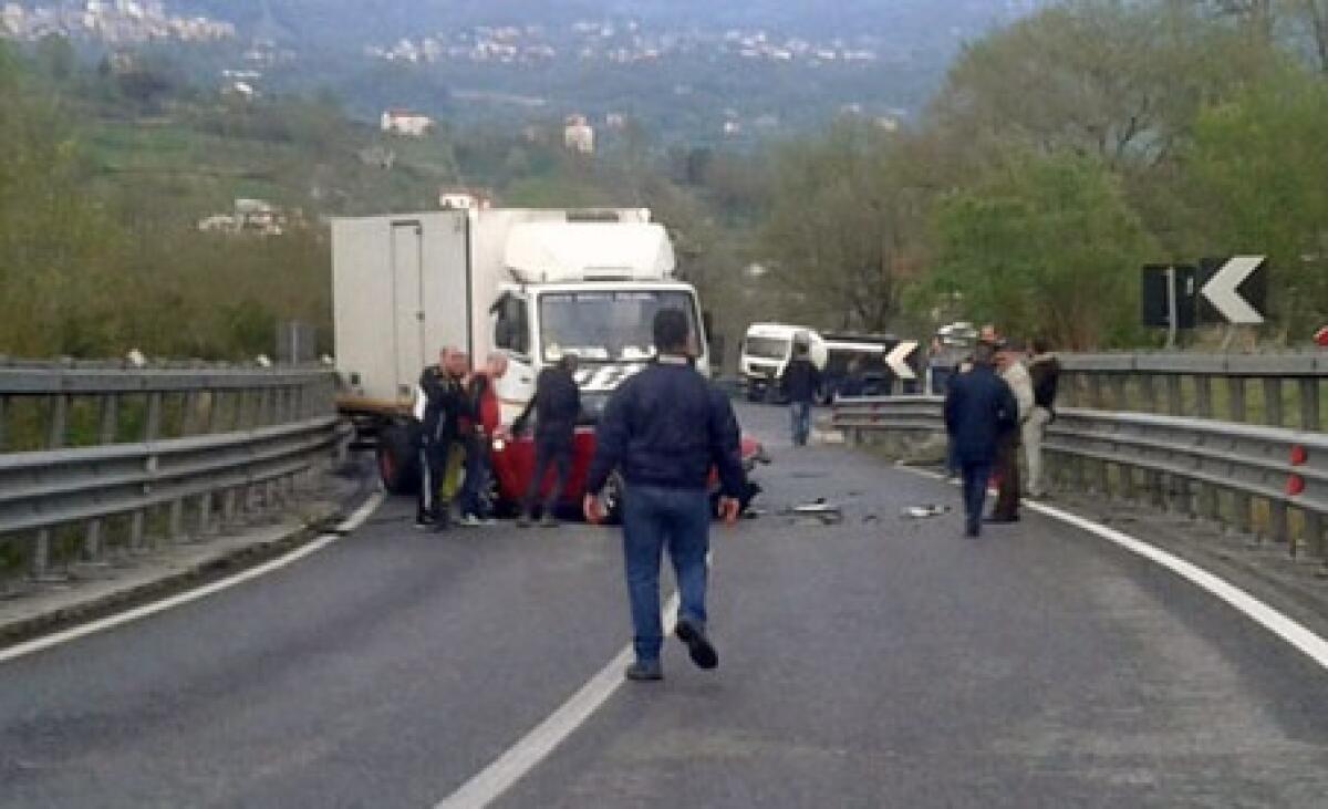 Gravissimo incidente sulla Ss 626: un morto e otto feriti -