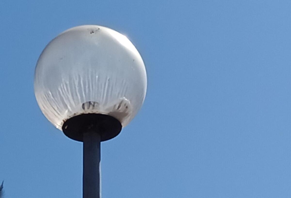 Danneggiate tutte le lampade della pista ciclabile - 