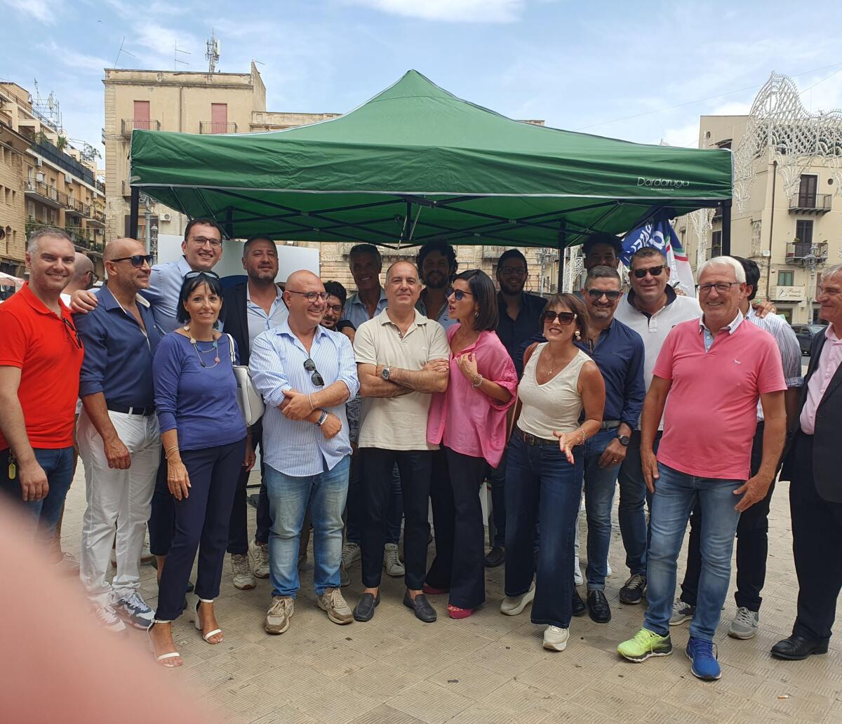 FdI in piazza Umberto guardando verso il municipio - 