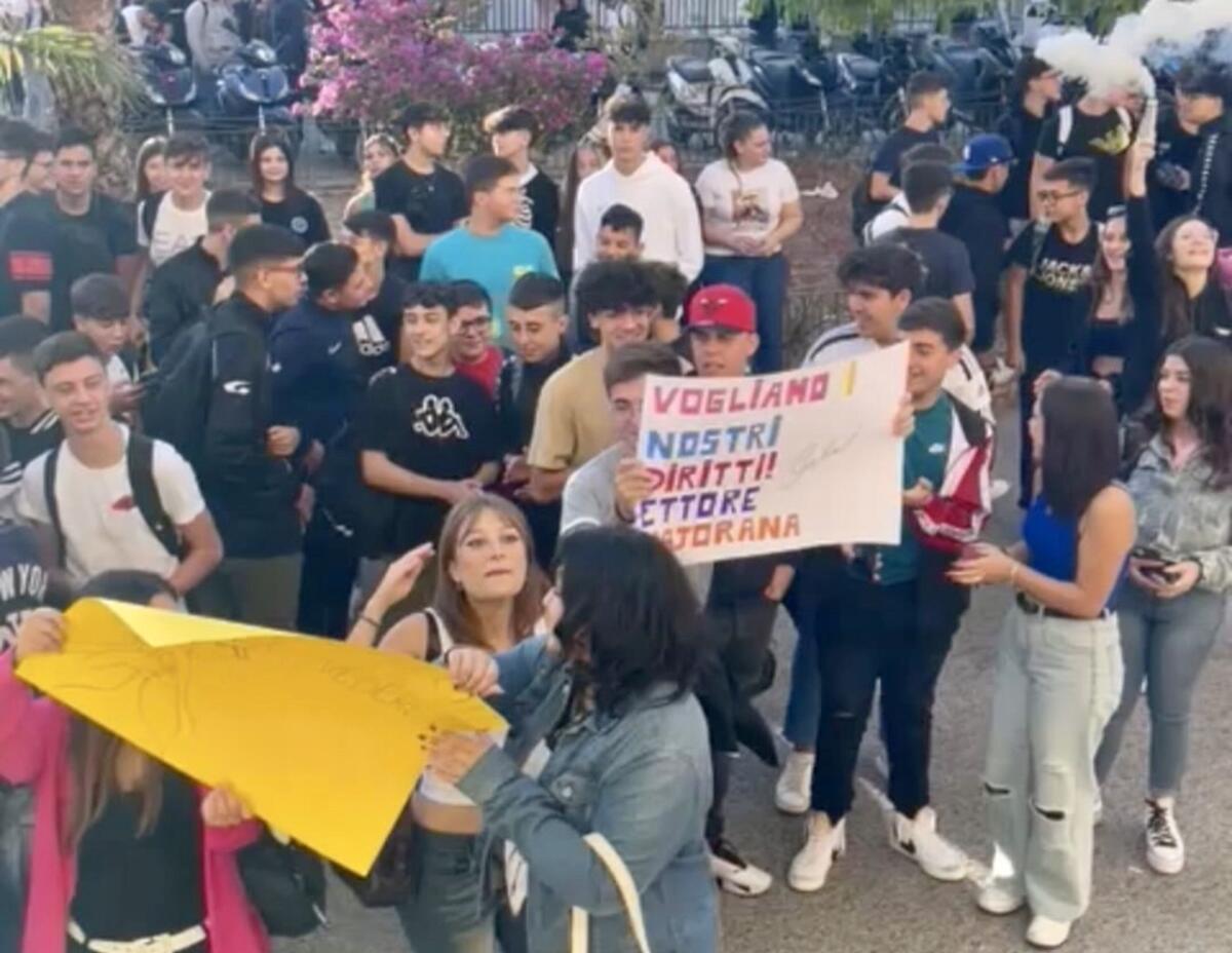 Mattinata di protesta per gli studenti del “Majorana”: “Vogliamo le nostre aule” -