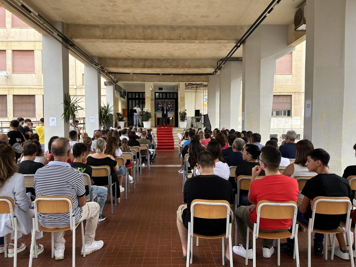 Accoglienza delle matricole al “Morselli”: “Scuola e famiglie collaborino sempre” -