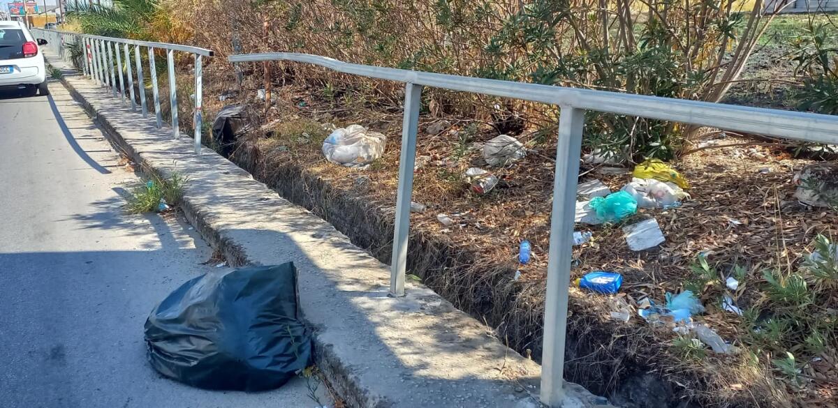 Il canale di via Paci puzzolente e stracolmo di rifiuti -