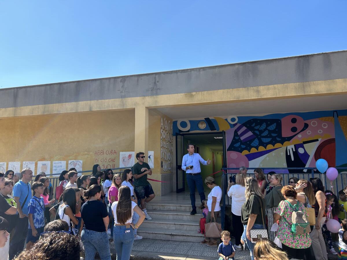L’arte più forte degli atti vandalici, inaugurato murale al plesso scolastico di Cantina sociale  - 