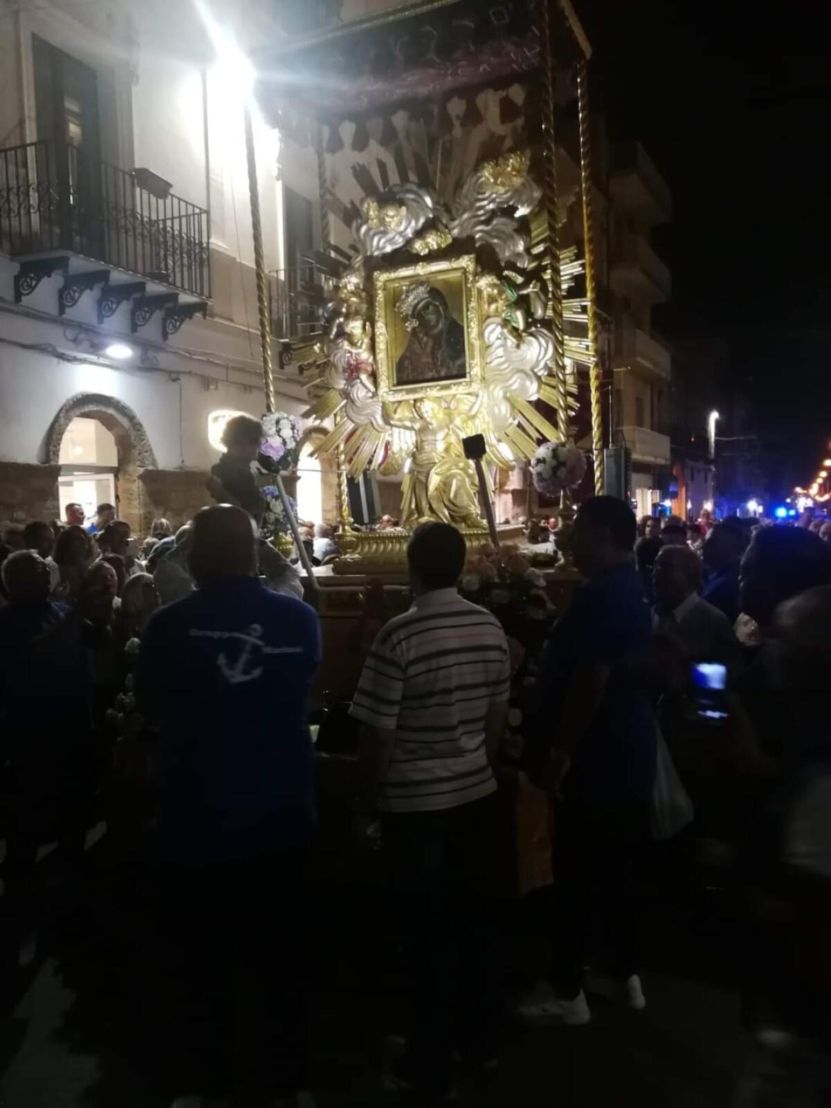 Processione bloccata per sosta selvaggia -