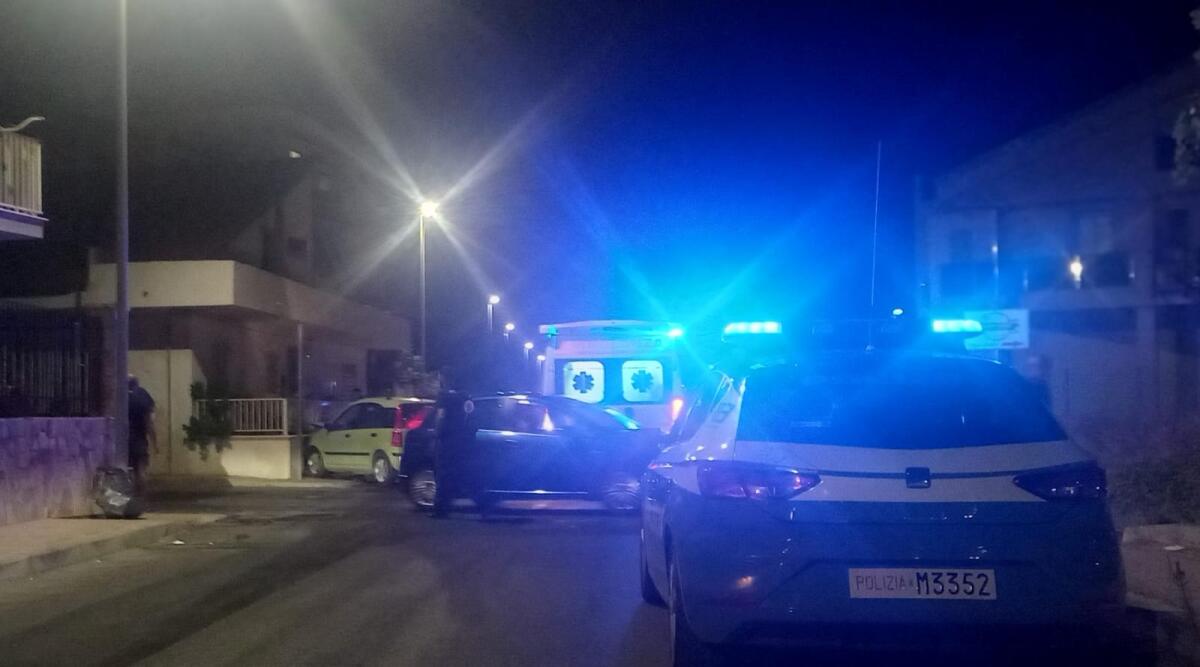 Auto finisce su un cancello di una casa in via Pablo Picasso -