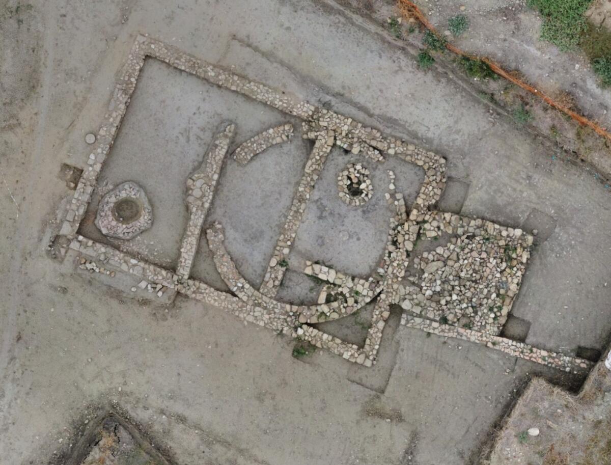 Statue, coppe, piatti, una lucerna e delle monete a Vallelunga nel sito archeologico di contrada Manca - 