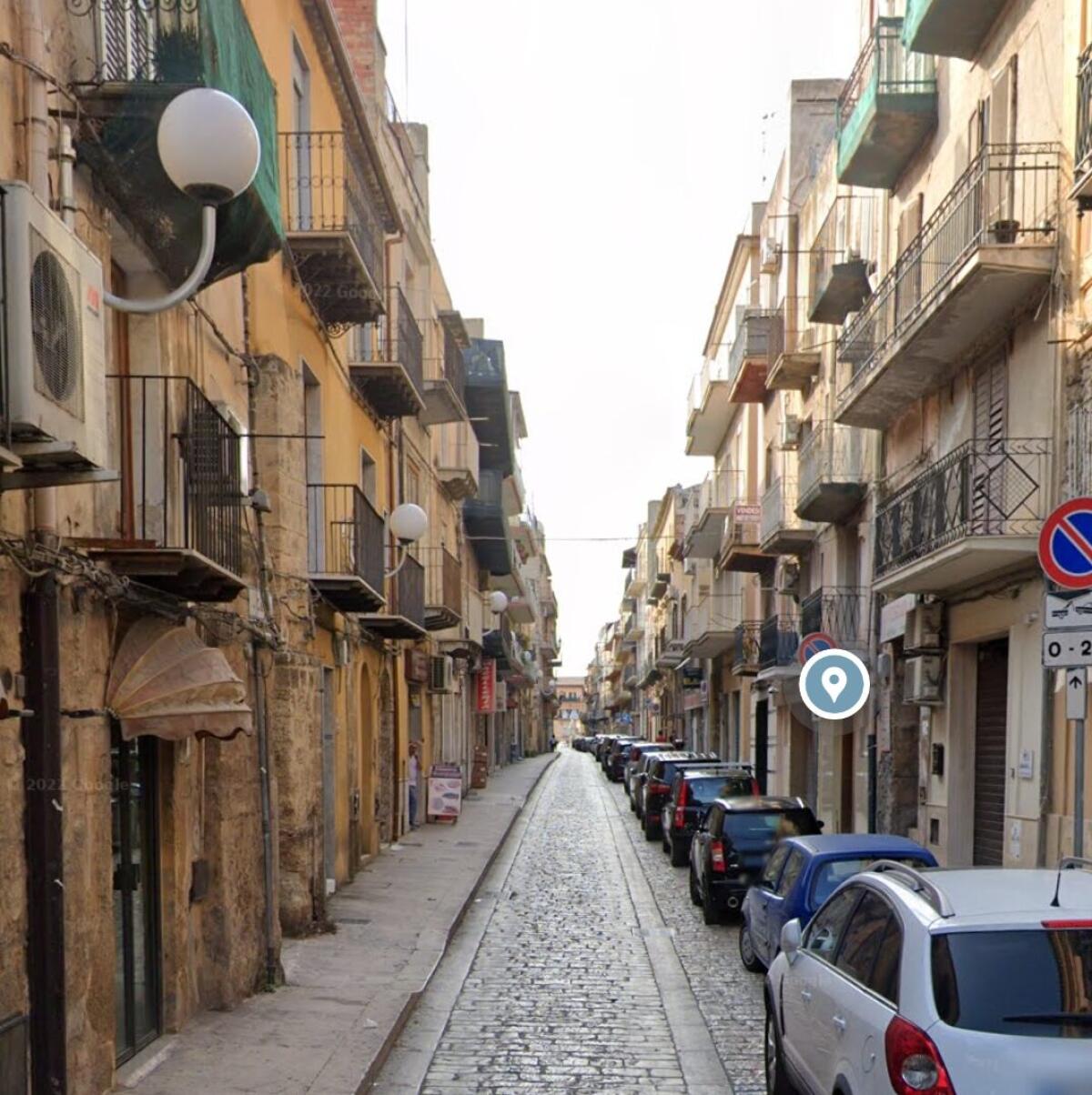 Ladri e molestatori in azione in via Cairoli -