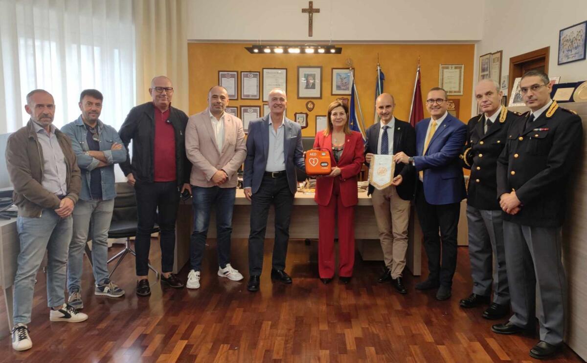 Il Siulp dona un defibrillatore alla Questura - 