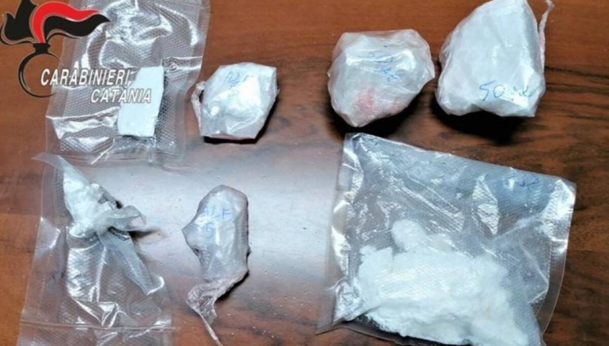 Droga nel cruscotto, inseguimento sulla Catania-Gela - 