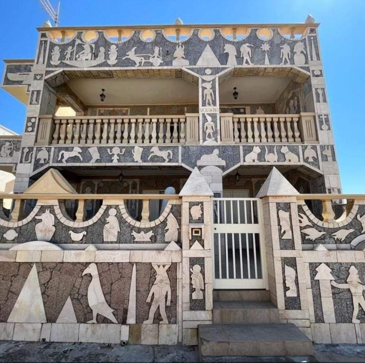 Cleopatra a pochi passi da Gela, nella villetta egizia &#8220;fai da te&#8221; - 