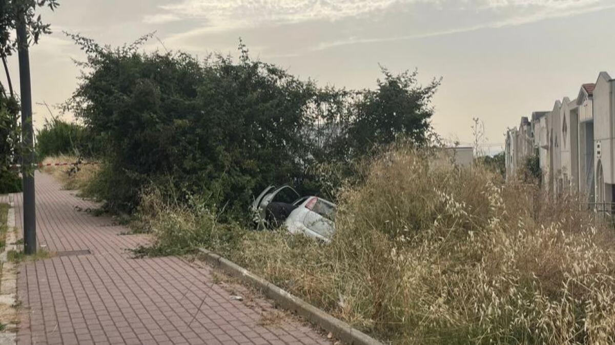 Accusa un malore e finisce fuori strada -