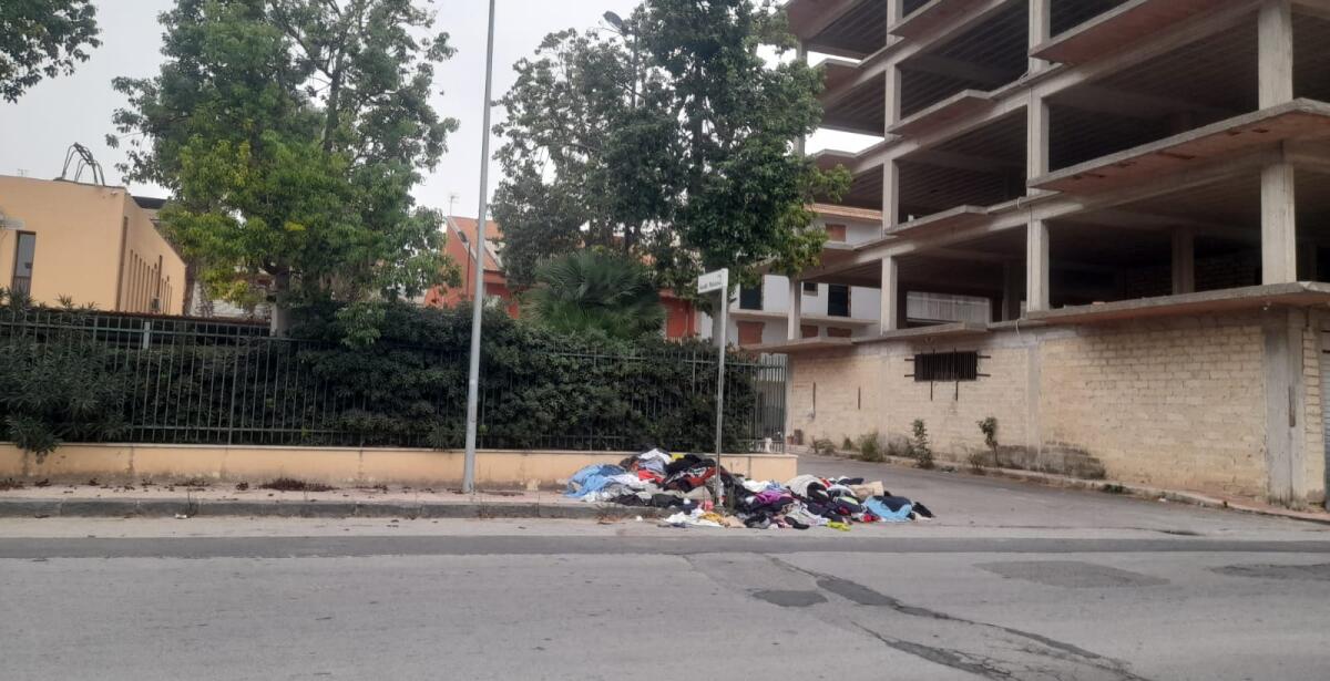 Discarica di abiti usati in via Madonna del Rosario - 