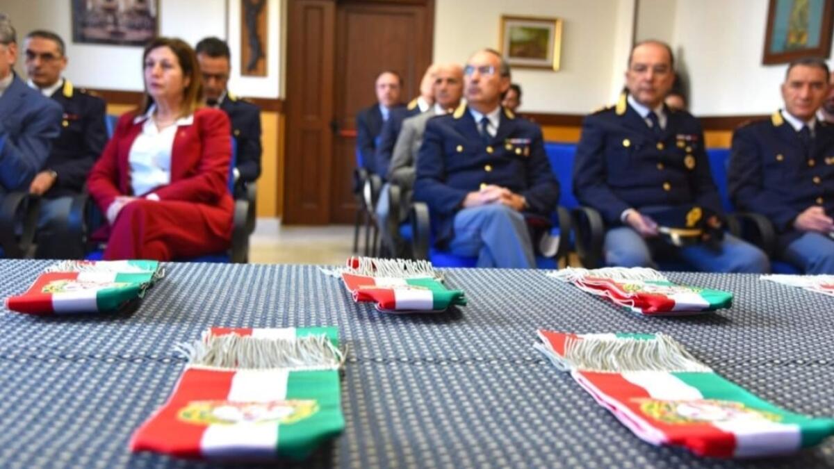 Sciarpe tricolori ai commissari di Polizia -