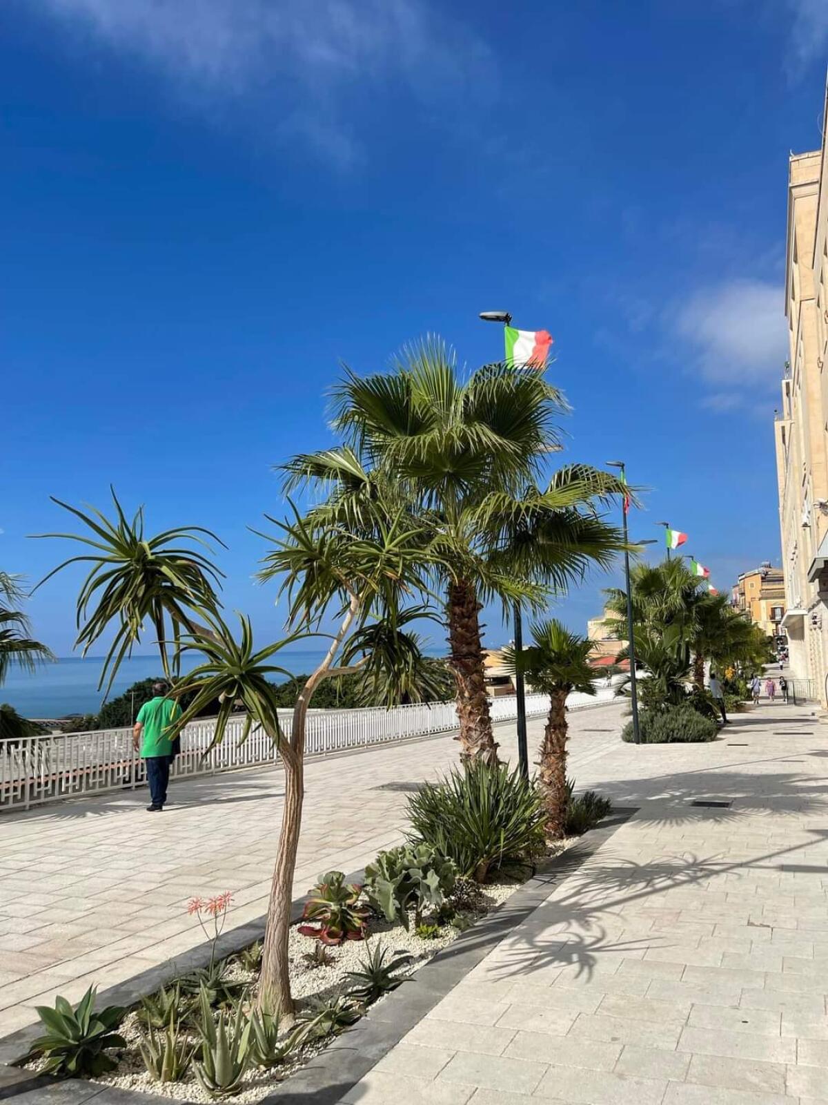 Belvedere di viale Mediterraneo in preda a scooteristi incivili - 