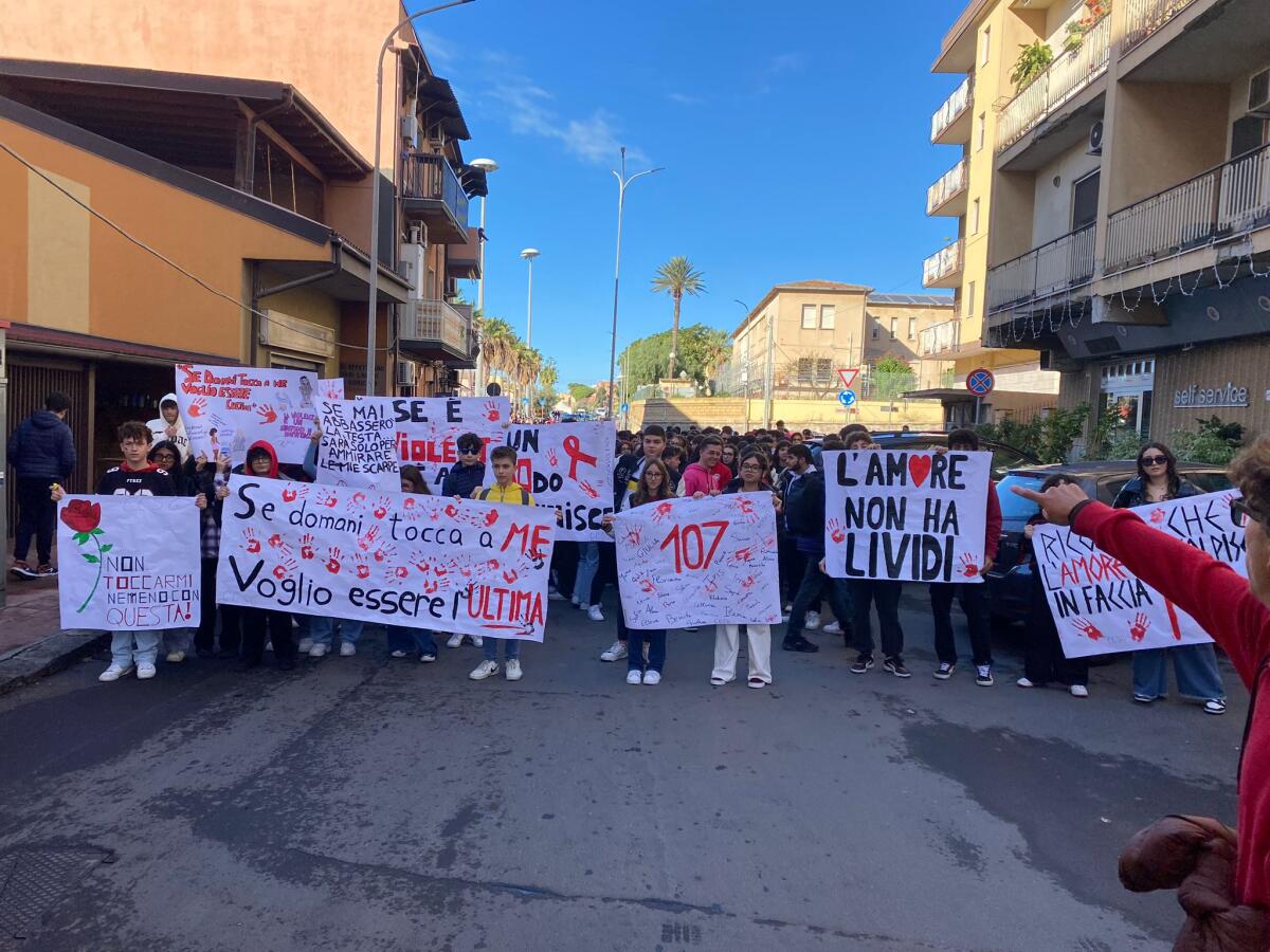 Studenti in corteo contro la violenza sulle donne - 
