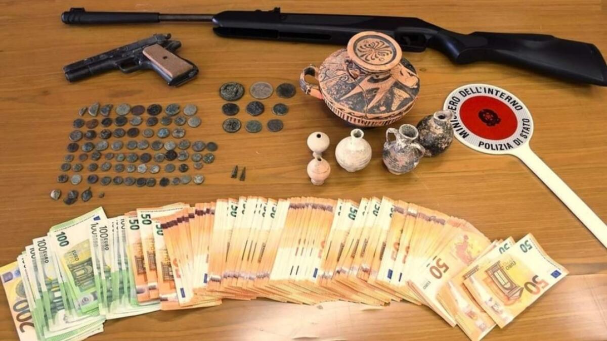 Emporio di reperti storici in casa, un gelese in manette -